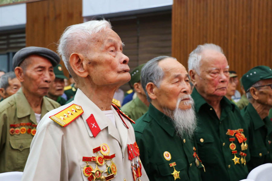 Sau 70 năm, các chiến sĩ Điện Biên, thanh niên xung phong, dân công hỏa tuyến đến nay đều đã ở tuổi xưa nay hiếm nhưng vẫn giữ ký ức về chiến thắng &quot;lừng lẫy năm châu, chấn động địa cầu&quot;. Ảnh: Hồ Lài