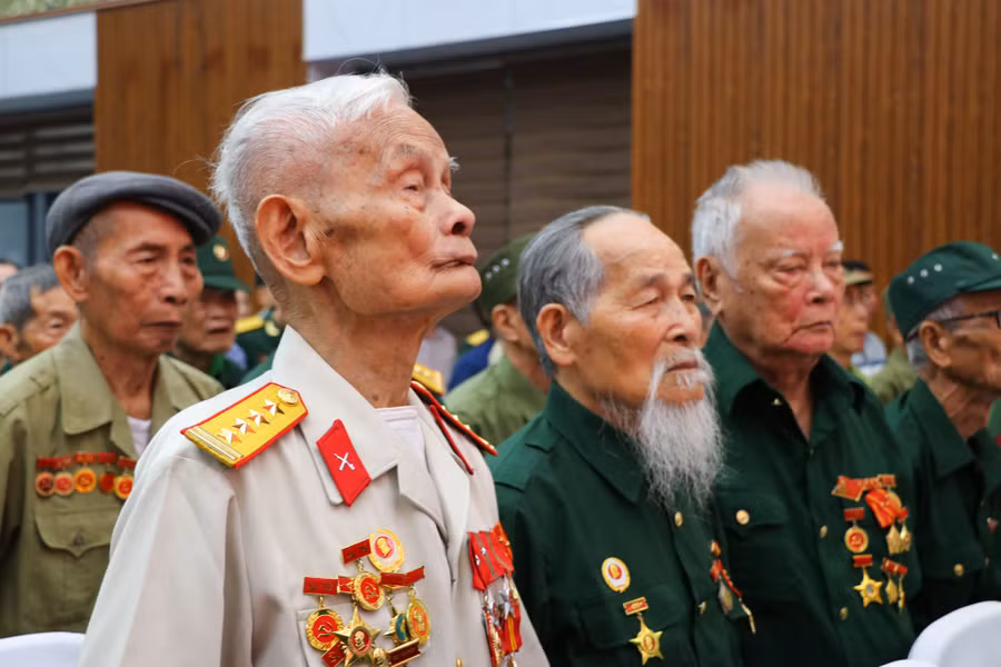 Sau 70 năm, các chiến sĩ Điện Biên, thanh niên xung phong, dân công hỏa tuyến đến nay đều đã ở tuổi xưa nay hiếm nhưng vẫn giữ ký ức về chiến thắng "lừng lẫy năm châu, chấn động địa cầu". Ảnh: Hồ Lài