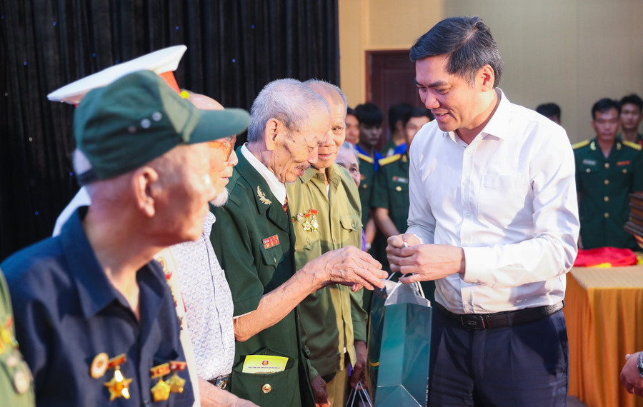 Ông Hoàng Nghĩa Hiếu - Phó Bí thư Tỉnh ủy Nghệ An tặng quà tri ân đến các đại biểu tham gia chương trình gặp mặt. Ảnh: Hồ Lài