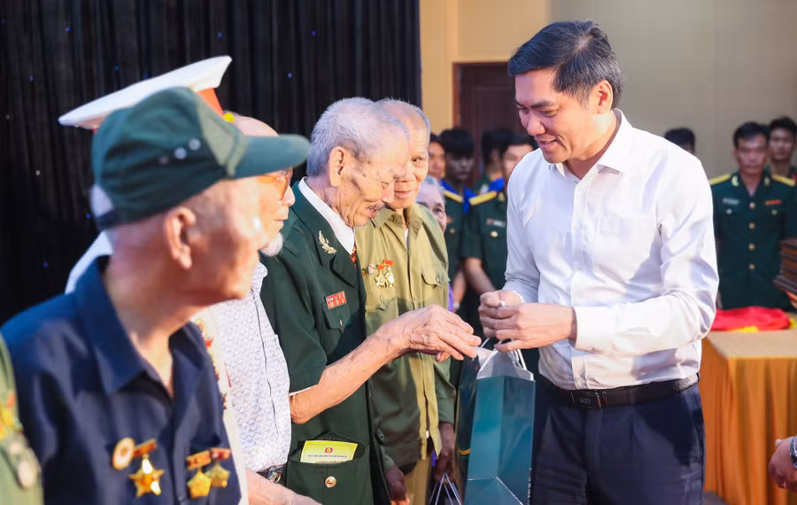 Ông Hoàng Nghĩa Hiếu - Phó Bí thư Tỉnh ủy Nghệ An tặng quà tri ân đến các đại biểu tham gia chương trình gặp mặt. Ảnh: Hồ Lài