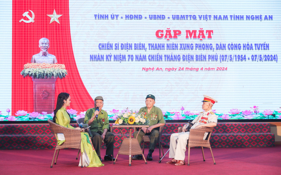 Tọa đàm trực tiếp với cựu chiến binh, thanh niên xung phong, dân công hỏa tuyến tham gia các chiến trường của Chiến dịch Điện Biên Phủ. Ảnh: Hồ Lài