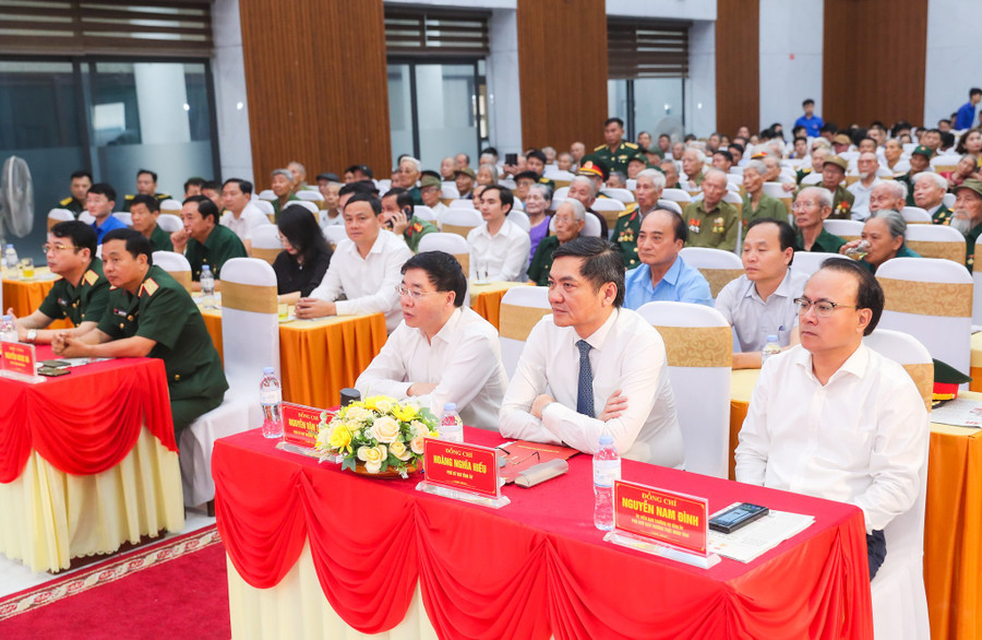 Dự chương trình gặp mặt có 150 đại biểu là đại diện cho chiến sĩ Điện Biên, thanh niên xung phong, dân công hỏa tuyến đã đóng góp sức lực, máu xương làm nên chiến thắng lịch sử Điện Biên Phủ. Ảnh: Hồ Lài