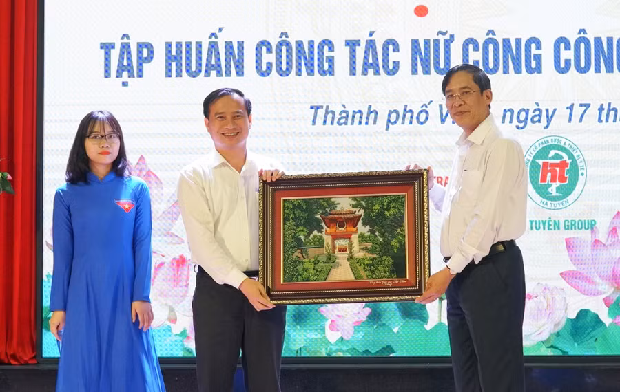 Công đoàn GDVN tặng quà lưu niệm cho Trường ĐH Vinh