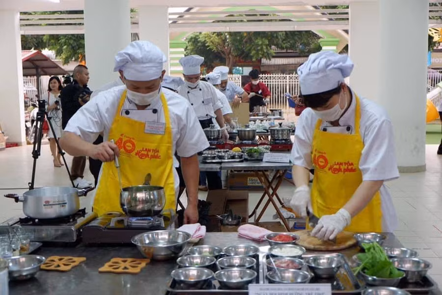 Nhân viên nuôi dưỡng quận Tây Hồ thể hiện tay nghề chế biến bữa ăn học đường.