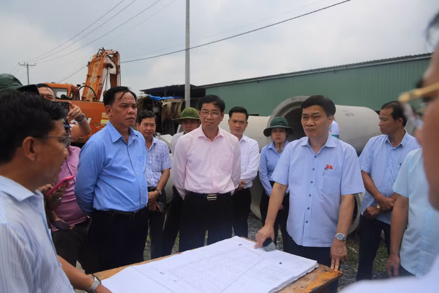 Đoàn công tác của Quốc hội kiểm tra dự án cao tốc Biên Hòa - Vũng Tàu. (Ảnh: Hoàng Phúc).