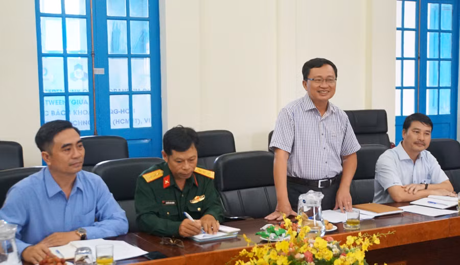 Đại diện Trường Đại học Nha Trang báo cáo sơ lược về hoạt động của nhà trường.