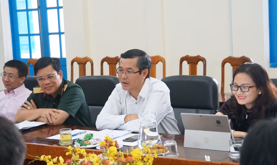 Thứ trưởng Nguyễn Văn Phúc (giữa) trao đổi với lãnh đạo nhà trường. Ảnh: Mạnh Tùng