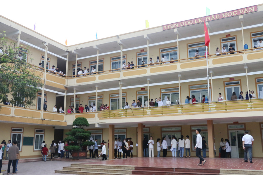 Trường THPT Nguyễn Duy Trinh là điểm thi có số thí sinh dự thi đông nhất huyện Nghi Lộc, Nghệ An với gần 700 em. Ảnh: Hồ Lài Trường THPT Nguyễn Duy Trinh là điểm thi có số thí sinh dự thi đông nhất huyện Nghi Lộc, Nghệ An với gần 700 em. Ảnh: Hồ Lài