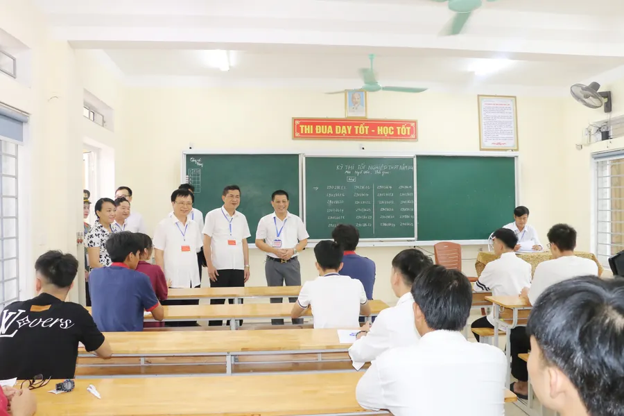 Lãnh đạo tỉnh Nghệ An đến động viên thí sinh trong ngày thi đầu tiên tại điểm thi Trường THPT Nguyễn Duy Trinh. Ảnh: Hồ Lài