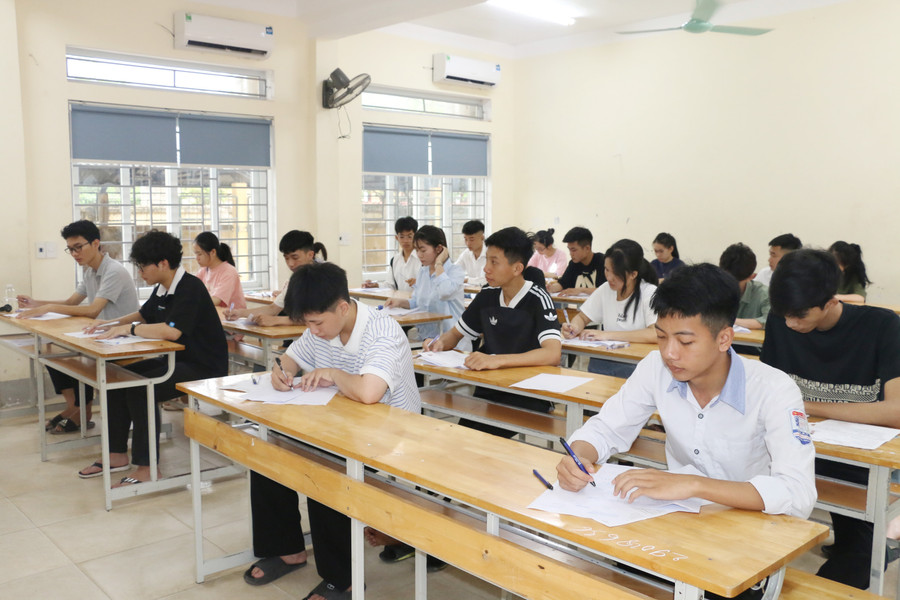 Kỳ thi tốt nghiệp THPT năm nay, Nghệ An có gần 37.000 thí sinh dự thi, đông thứ 4 cả nước. Ảnh: Hồ Lài Kỳ thi tốt nghiệp THPT năm nay, Nghệ An có gần 37.000 thí sinh dự thi, đông thứ 4 cả nước. Ảnh: Hồ Lài