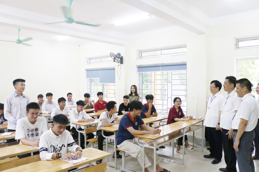 Đoàn công tác Ban chỉ đạo thi tỉnh Nghệ An động viên thí sinh trước giờ làm bài. Ảnh: Hồ Lài Đoàn công tác Ban chỉ đạo thi tỉnh Nghệ An động viên thí sinh trước giờ làm bài. Ảnh: Hồ Lài