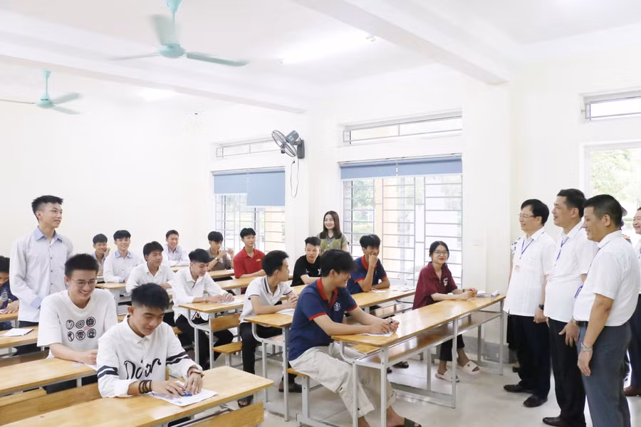 Đoàn công tác Ban chỉ đạo thi tỉnh Nghệ An động viên thí sinh trước giờ làm bài. Ảnh: Hồ Lài