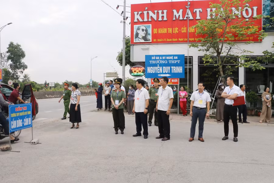 Điểm thi Trường THPT Nguyễn Duy Trinh có địa điểm nằm cạnh đường quốc lộ 1A nên công tác đảm bảo an toàn, an ninh trật tự cần chú trọng. Ảnh: Hồ Lài