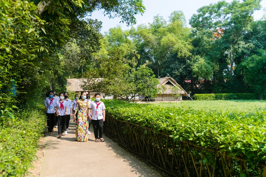 Cô trò Trường THCS Kim Liên, huyện Nam Đàn, Nghệ An về thăm quê nội Bác Hồ tại Làng Sen nhân dịp 19/5