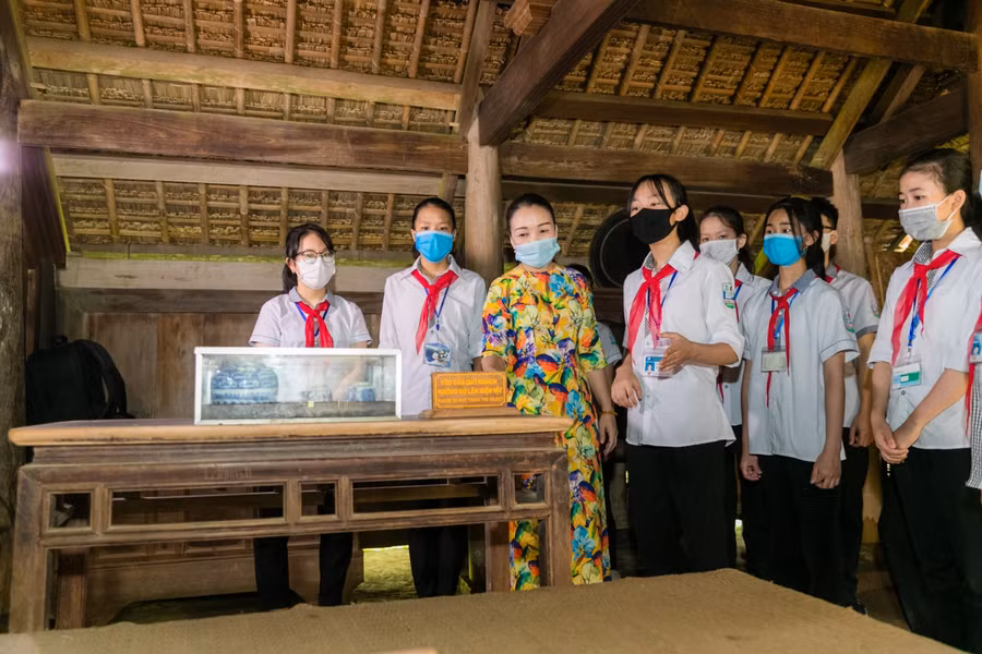 Chiếc bàn gỗ cùng bộ ấm chén bằng sứ. Đây là nơi cụ Nguyễn Sinh Sắc ngồi tiếp khách, bàn chuyện chính sự với những nhà nho yêu nước khác. Từ những câu chuyện nghe được từ bậc tiền bối, đã dần hun đúc tinh thần yêu nước, nung nấu ý chí ra đi tìm đường cứu nước của cậu bé Nguyễn Sinh Cung