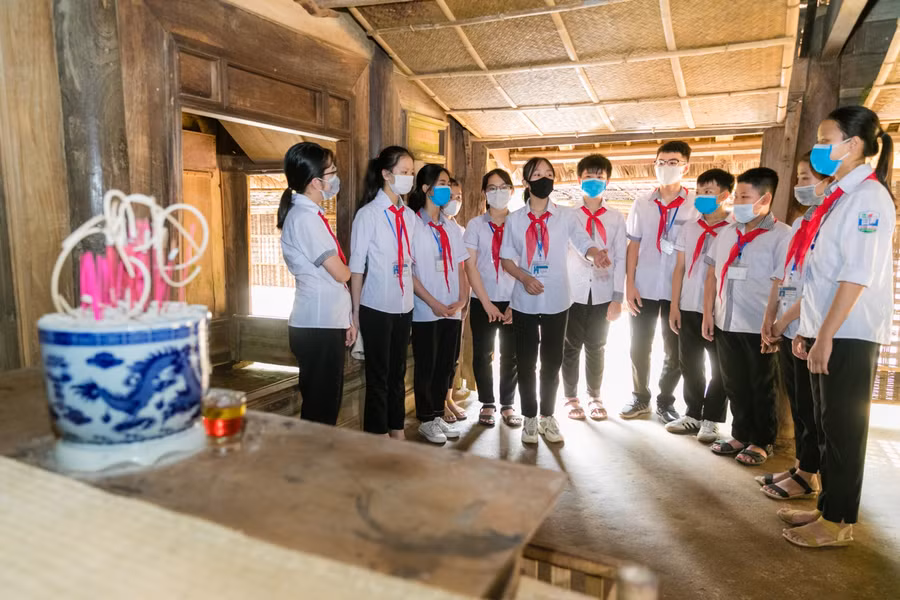 Các bạn học sinh lớp 7A - Trường THCS Kim Liên thăm và tìm hiểu về những kỷ vật trong nhà Bác