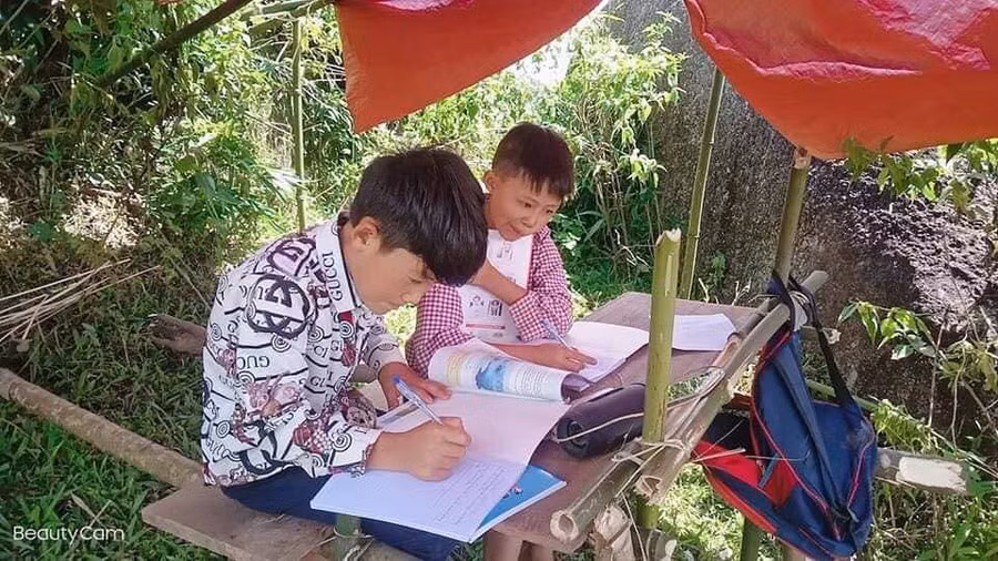 Hai em Xồng A Thành và Xồng Bá Dần (Trường Phổ thông DTNT THCS Quế Phong, Nghệ An) lên lán hứng sóng học trực tuyến tại bản Mường Lống, xã Tri Lễ