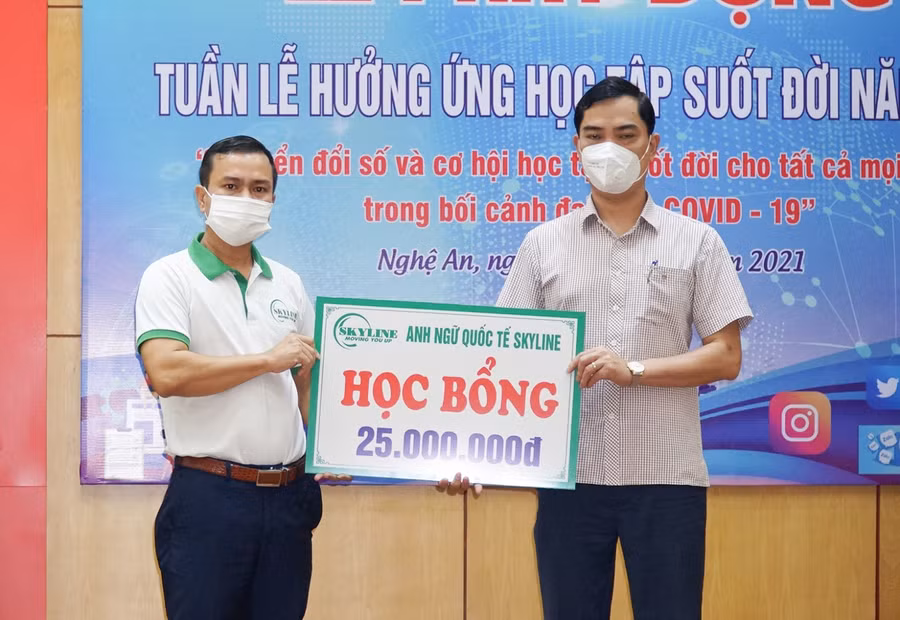 Trung tâm Anh ngữ trao học bổng khóa học trực tuyến cho học sinh Nghệ An