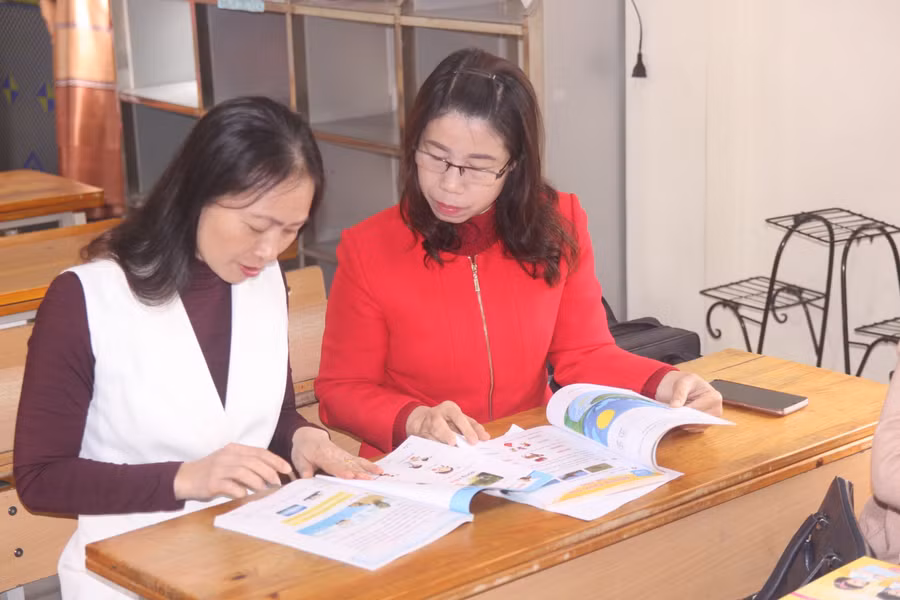 Giáo viên huyện Nghi Lộc, Nghệ An xem xét nghiên cứu các bộ SGK mới