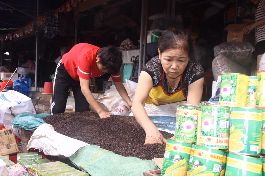 Chủ kiot hạt giống nay đang phơi hạt tiêu bị ngâm nước với hi vọng sẽ vớt vát lại được chút ít