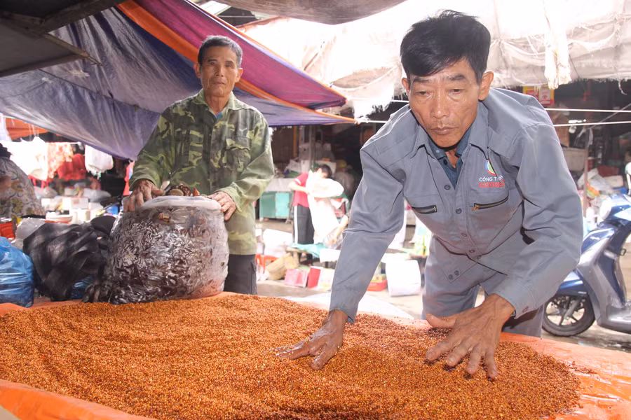 Bà con tiểu thương chợ Vinh đem phơi hàng nông sản bị ngâm nước