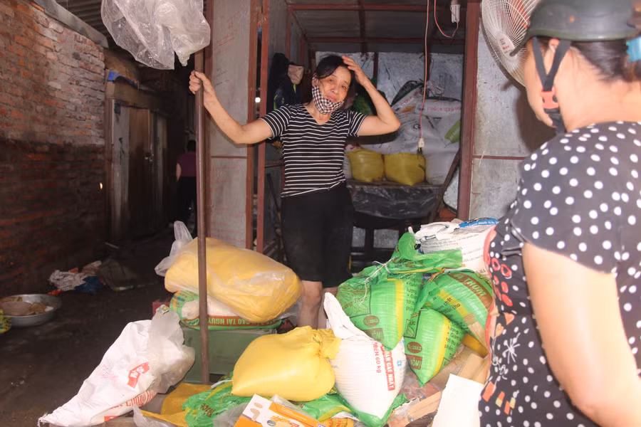 Dấu vết trận lụt nước dâng đến nửa gian hàng của một hộ kinh doanh gạo tại chợ Vinh