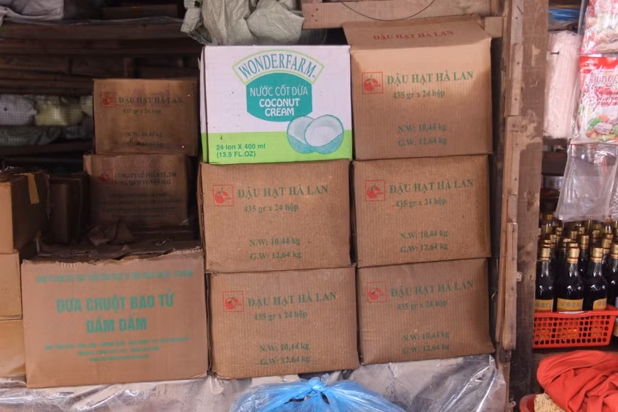 Những thùng đựng hạt giống ướt sũng sau khi nước rút