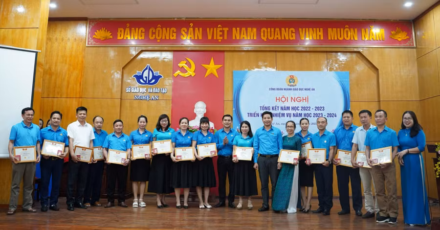 Trao Kỷ niệm chương Công đoàn của Tổng Liên đoàn Lao động cho cho 17 cá nhân thuộc Công đoàn ngành Giáo dục Nghệ An. Ảnh: Hồ Lài.