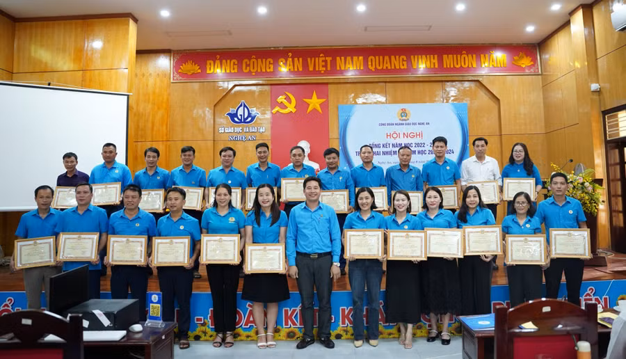 Khen thưởng cho tập thể có thành tích xuất sắc trong hoạt động công đoàn năm học 2022-2023. Ảnh: Hồ Lài.