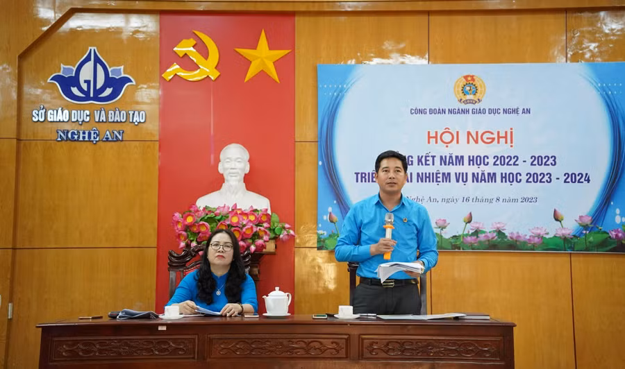 Ông Đặng Văn Hải - Chủ tịch Công đoàn ngành giáo dục Nghệ An báo cáo kết quả nhiệm vụ năm học vừa qua, và triển khai nhiệm vụ năm học 2023-2024. Ảnh: Hồ Lài.