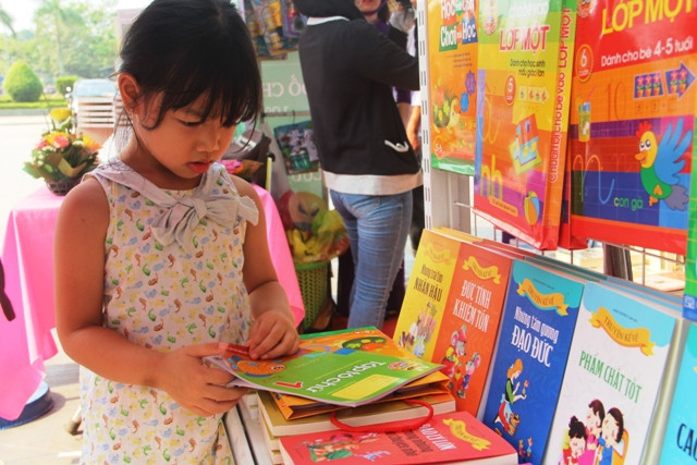 Triển lãm sách thu hút cả bạn đọc nhỏ tuổi