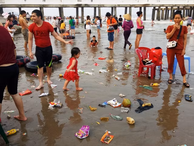 Rác ngập cả bãi cát