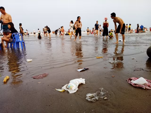 Cả những chiếc bỉm trẻ em sau khi sử dụng.