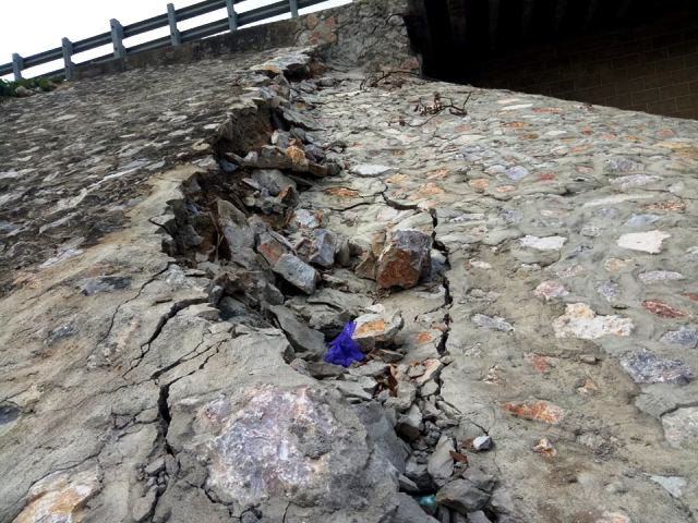 Mặc dù vừa mới được gia cố, nhưng phần tứ nón mố cầu đã bị sụt lún. Mặc dù vừa mới được gia cố, nhưng phần tứ nón mố cầu đã bị sụt lún.