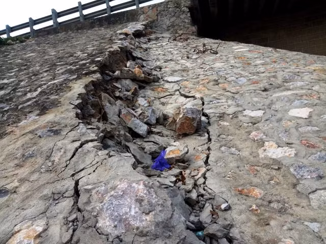 Mặc dù vừa mới được gia cố, nhưng phần tứ nón mố cầu đã bị sụt lún.