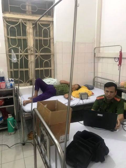 Bà Lê Thị Tư bị tai biến, liệt nửa người không đi lại được, nên Công an vào tận giường bệnh giúp bà làm thẻ căn cước công dân. Ảnh: gia đình bà Tư cung cấp. Bà Lê Thị Tư bị tai biến, liệt nửa người không đi lại được, nên Công an vào tận giường bệnh giúp bà làm thẻ căn cước công dân. Ảnh: gia đình bà Tư cung cấp.