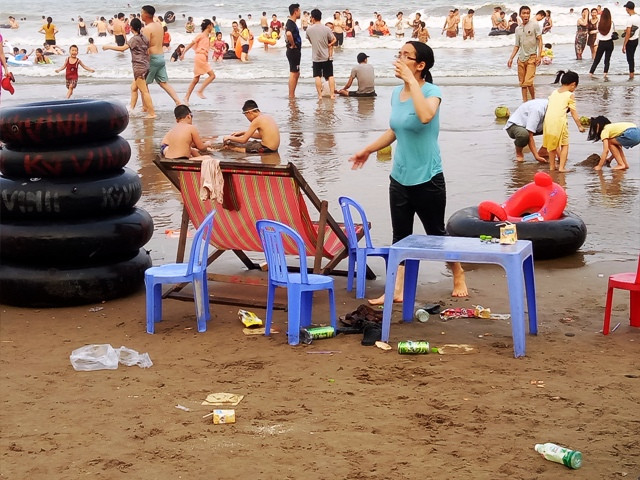 Du khách xả rác sau khi ngồi ghế trên bãi biển