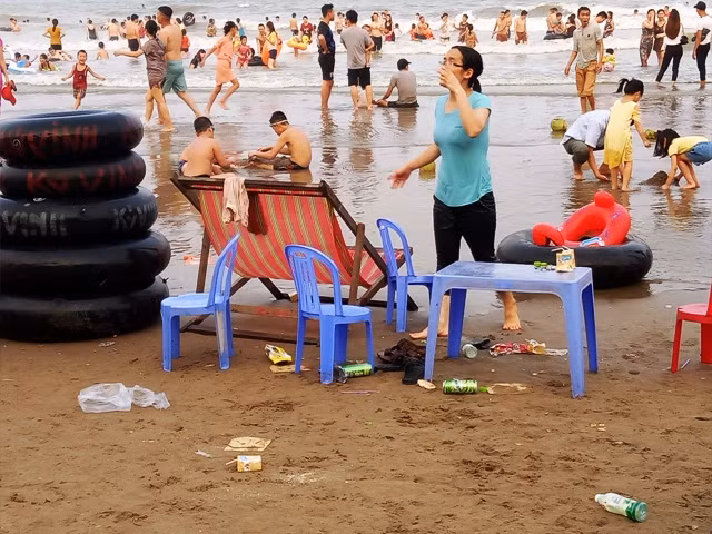 Du khách xả rác sau khi ngồi ghế trên bãi biển