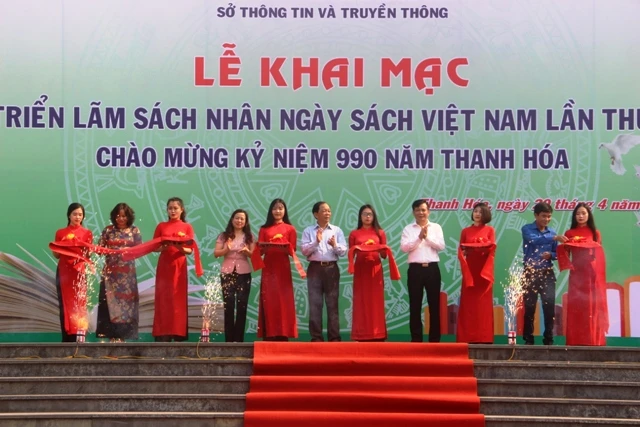 Lễ cắt băng khai mạc Triển lãm sách tại Quảng trường Lam Sơn.