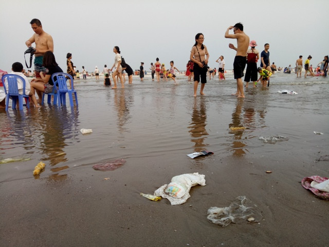 Rác bẩn thỉu trôi dạt trên bãi biển