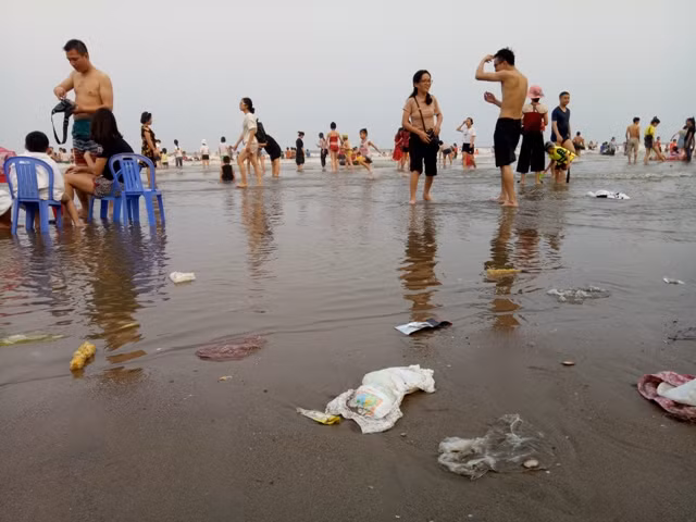 Rác bẩn thỉu trôi dạt trên bãi biển