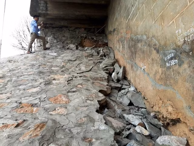 Tình trạng sụt lún mố cầu Hàm Rồng đang xảy ra khá nghiêm trọng.