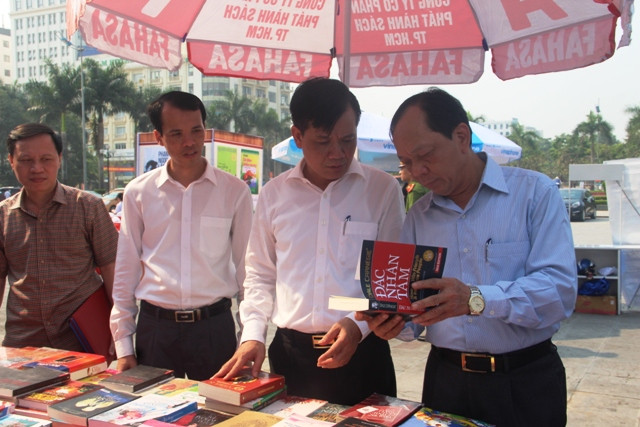 Ông Nguyễn Văn Phát - Trưởng ban Tuyên giáo Tỉnh ủy Thanh Hóa (người ngoài cùng bên phải) tham quan các gian trưng bày tại cuộc triển lãm sách.