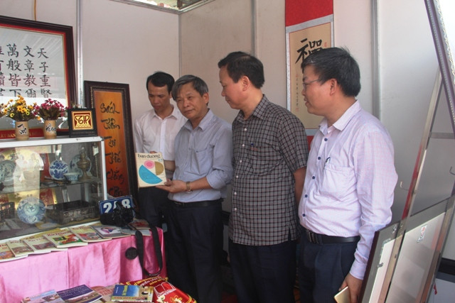 Giới thiệu sách với đại biểu tham quan