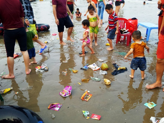 Rác ngập chân người ở bãi biển.