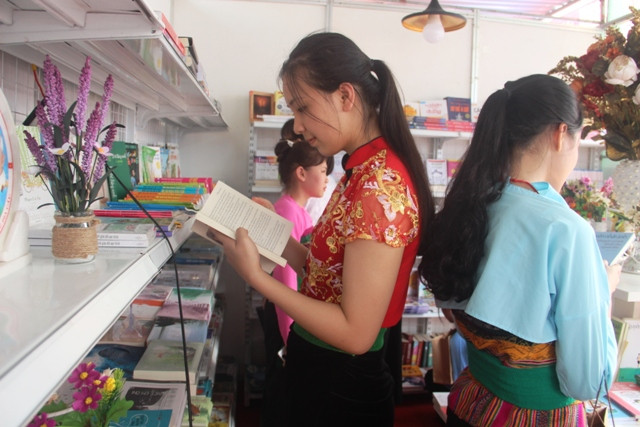 Cuộc triển lãm sách đã thu hút rất đông học sinh đến dự và đọc sách.