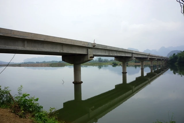 Dự án cầu vào Khu du lịch suối cá thần Cẩm Lương, sau 8 năm thi công vẫn chưa hoàn thành.