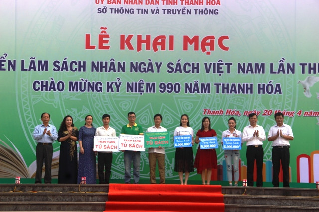 Trao tặng quà và tủ sách cho các đơn vị trường học trong tỉnh Thanh Hóa.