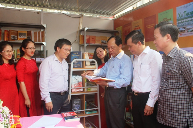 Lãnh đạo Ban Tuyên giáo Tỉnh ủy cùng Sở TT&TT tham quan gian hàng sách.