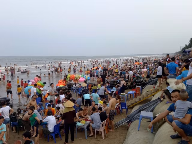 Nhiều du khách không dám xuống tắm biển vì sợ phải tắm chung với rác bẩn.